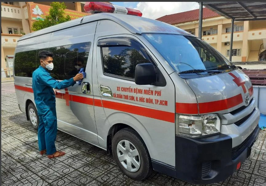 Xe cứu thương dùng chở miễn phí bà con xã Xuân Thới Sơn, huyện Hóc Môn bị đau ốm tới bệnh viện. Ảnh: TRẦN NGỌC
