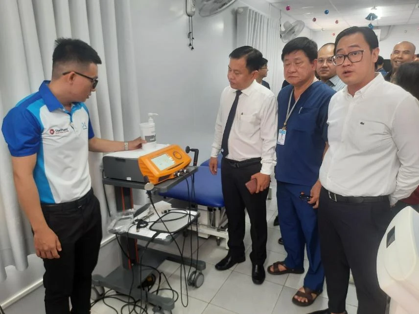 Thiết bị hỗ trợ điều trị chấn thương khi chơi thể dục, thể thao. Ảnh: TRẦN NGỌC