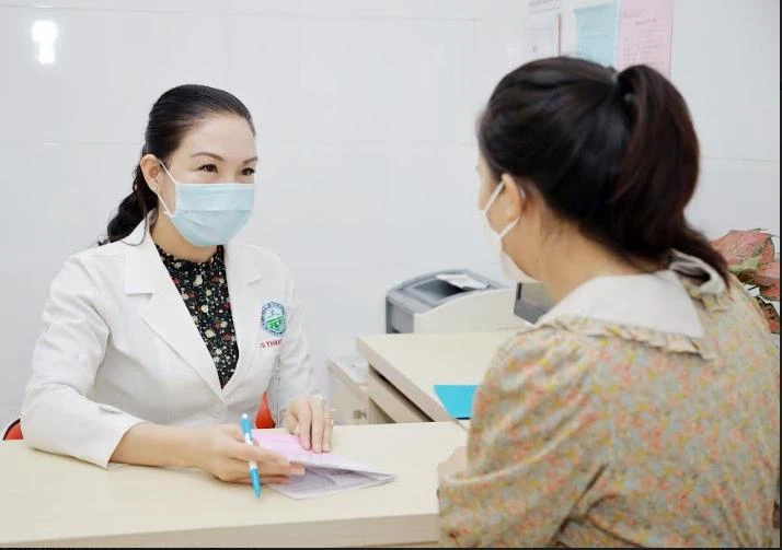 BS Nguyễn Thị Thanh Thơ đang khám cho bệnh nhân mắc bệnh da liễu. Ảnh: BVCC