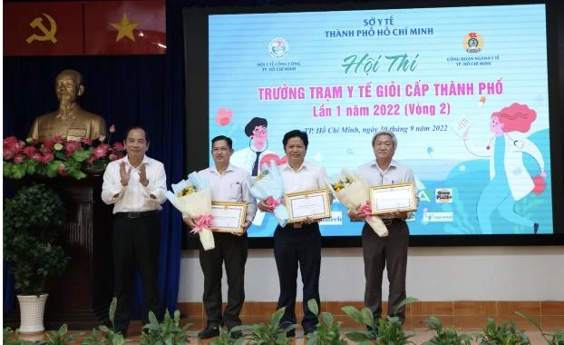 Sở Y tế TP.HCM tặng hoa cho các trung tâm y tế có nhiều thí sinh vào vòng chung kết. Ảnh: SỞ Y TẾ