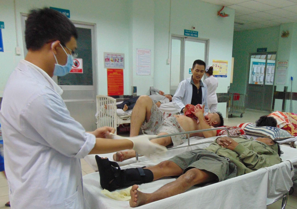 Bác sĩ BV Nhân dân 115, TP.HCM đang cấp cứu các trường hợp tai nạn. Ảnh: TRẦN NGỌC