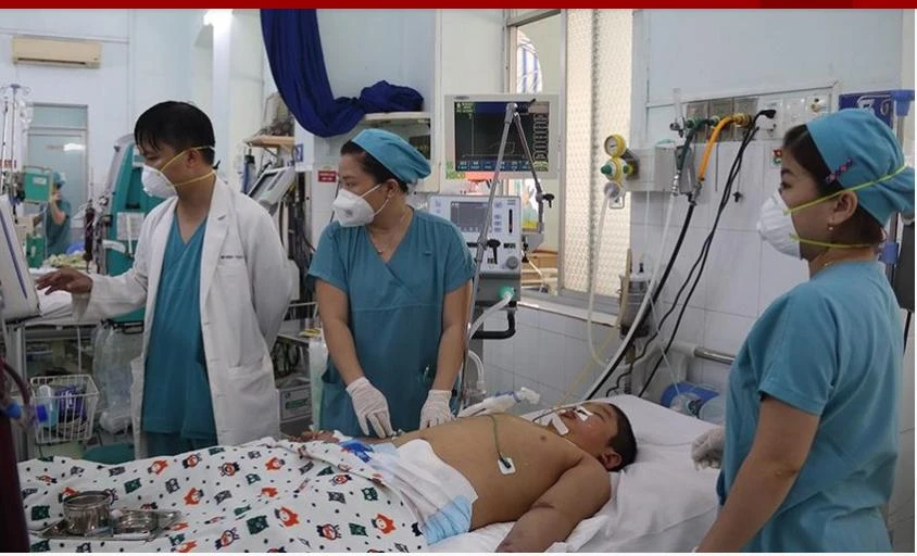 Bệnh nhi mắc sốt xuất huyết đang được điều trị ở BV Nhi đồng 2. Ảnh: HOÀNG LAN