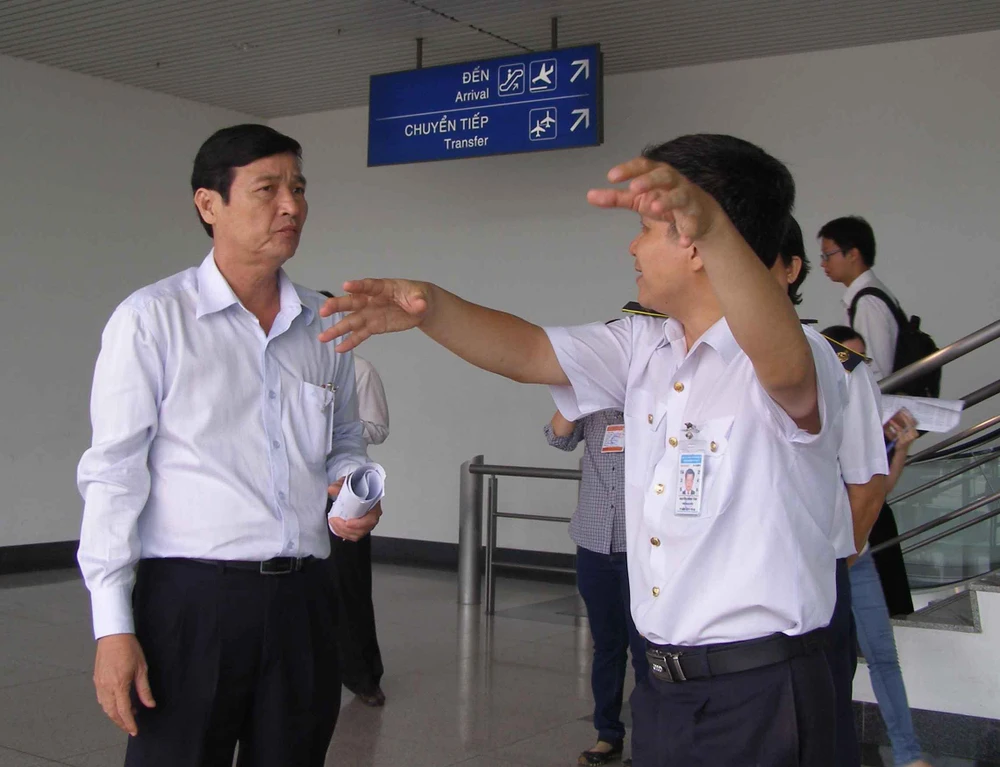 Sở Y tế TP.HCM kiểm tra hoạt động phòng chống dịch bệnh ở Cảng hàng không Tân Sơn Nhất. Ảnh: TRẦN NGỌC