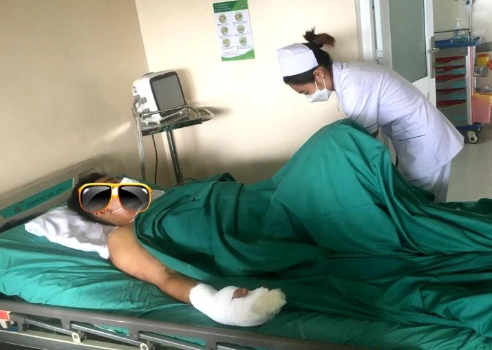 Vết thương ở cổ và bàn tay ông L đã ổn định. Ảnh: TRẦN NGỌC