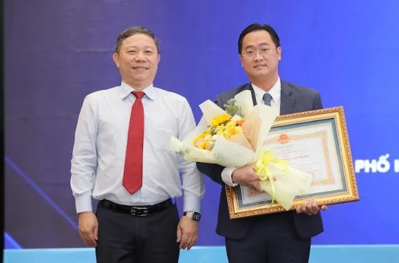 TS-BS Phan Minh Hoàng (phải) nhận Huân chương Lao động hạng Ba. Ảnh: TRẦN NGỌC