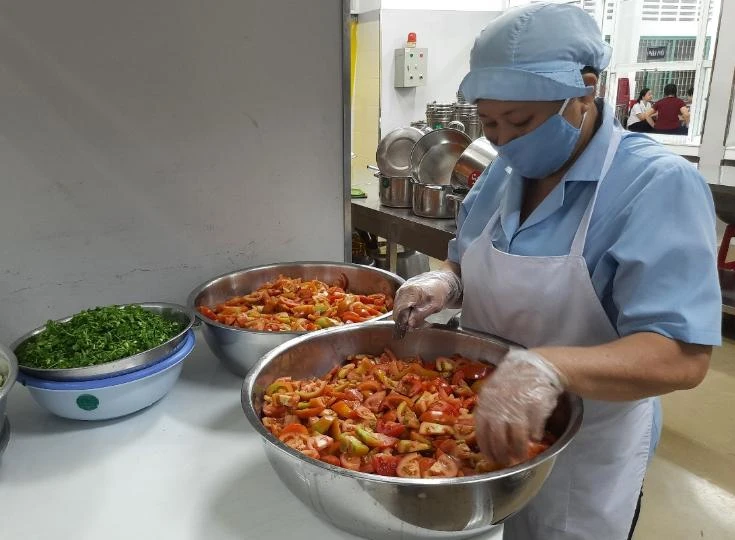 Nhân viên nhà bếp Trường Tiểu học Trưng Trắc (quận 11, TP.HCM) đang sơ chế thực phẩm. Ảnh: TRẦN NGỌC