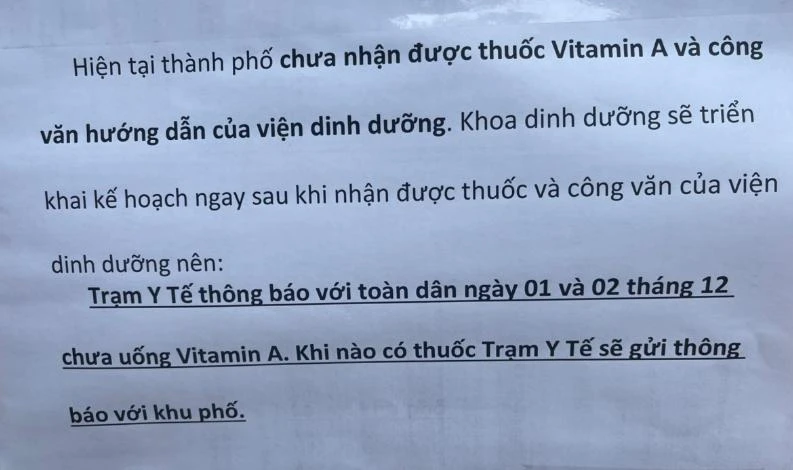 Một trạm y tế ở TP.HCM thông báo không có vitamin A. Ảnh: TRẦN NGỌC