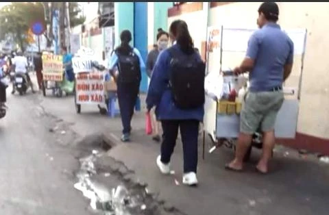 Nhiều người chiếm lề đường để bán hàng rong bên ngoài Trường THCS Lý Tự Trọng, Gò Vấp. Ảnh: TRẦN NGỌC