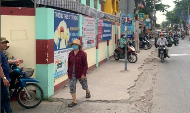 Lề đường trước cổng Trường THCS Lý Tự Trọng thông thoáng sau khi UBND phường 16, Gò Vấp lập lại trật tự. Ảnh: TRẦN NGỌC
