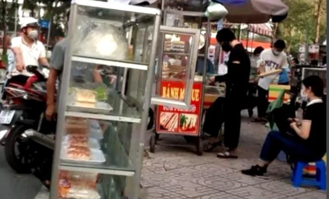 Hàng rong bán trước cổng Trường Tiểu học Ngô Quyền, phường Bình Hưng Hòa B, quận Bình Tân. Ảnh: TRẦN NGỌC