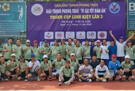 Các vận động viên tham gia giải tennis "Vì cái Tết đầm ấm". Ảnh: NGUYỄN NGA