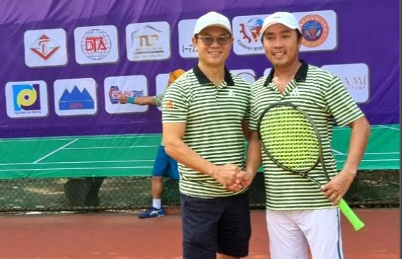 Ông Nguyễn Văn Thức (phải) cùng một vận động viên tham gia thi đấu. Ảnh: NGUYỄN NGA