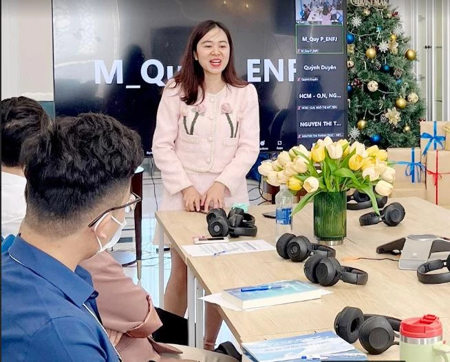 Các chuyên gia tham dự hội thảo đang thảo luận đề tài "Giao tiệp nhóm và an toàn tâm lý". Ảnh: TN