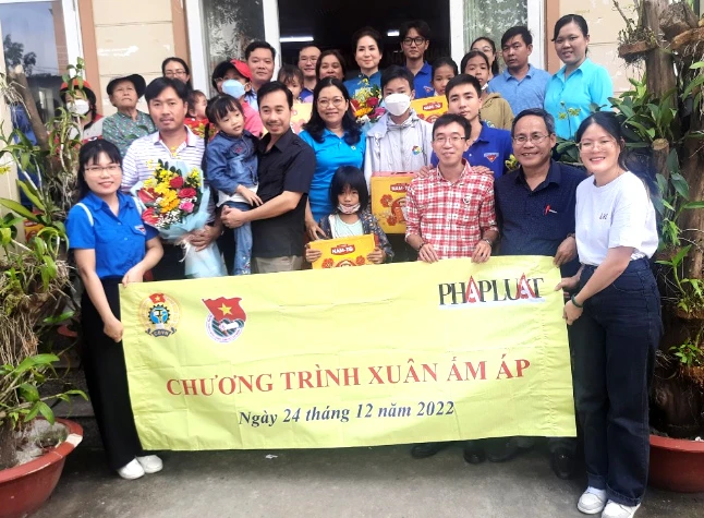 Công đoàn Báo Pháp Luật TP.HCM chụp ảnh lưu niệm cùng các nhà hảo tâm và UBND xã Vĩnh Lộc A. Ảnh: MINH TOÀN
