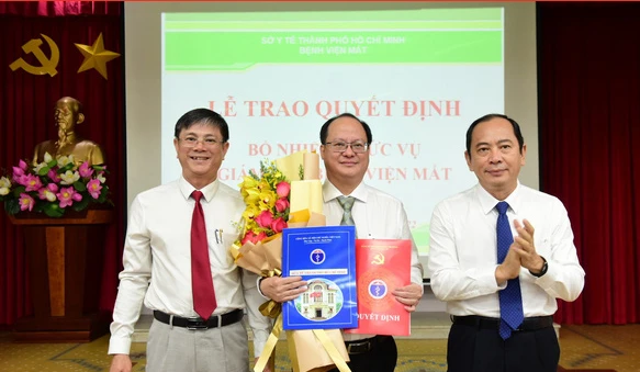 BS Lê Anh Tuấn (giữa) nhận quyết định bổ nhiệm chức danh Giám đốc BV Mắt TP.HCM. Ảnh: Tuổi Trẻ
