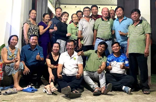 Chụp hình lưu niệm với họ hàng người bạn ở vùng quê sau giao thừa tết Tây. Ảnh: TRẦN SỬU