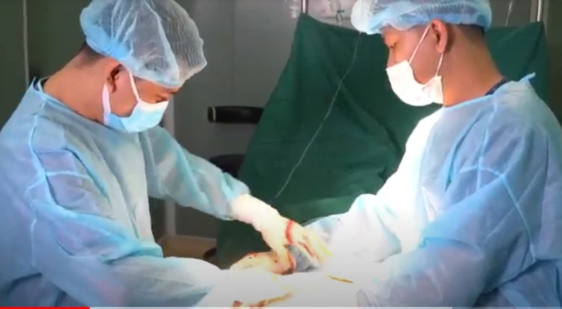 Các bác sĩ đang mổ khẩn để ngăn chặn tình trạng mông bà N bị hoại tử. Ảnh: BVCC