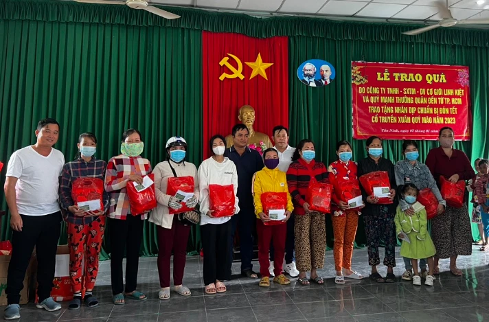 Bà con nghèo vui mừng được nhận quà tết. Ảnh: THANH TÂN