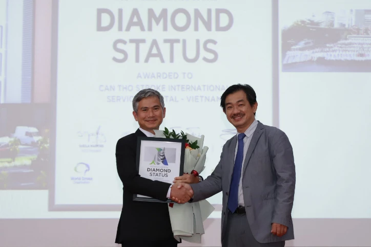 PGS-TS-BS Nguyễn Huy Thắng (phải) trao chứng nhận Kim Cương điều trị đột quỵ cho Bệnh viện Đột quỵ - Tim mạch Cần Thơ. Ảnh: TRẦN NGỌC