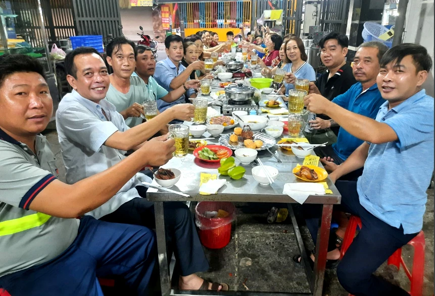 Bà con, láng giềng ông Trương Thành Cang (thứ hai từ trái qua) họp mặt tối 29 Tết. Ảnh: TRẦN NGỌC