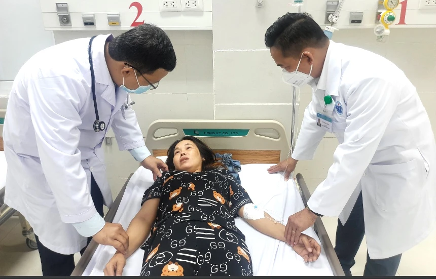 Các bác sĩ đang thăm khám một trường hợp cấp cứu đêm giao thừa. Ảnh: TRẦN NGỌC