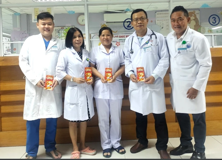 ThS-BS Võ Ngọc Cường lì xì cho nhân viên y tế trực trong đêm giao thừa. Ảnh: TRẦN NGỌC