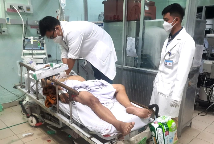 Một nạn nhân bị tai nạn giao thông nặng đang được hô hấp nhân tạo. Ảnh: TRẦN NGỌC