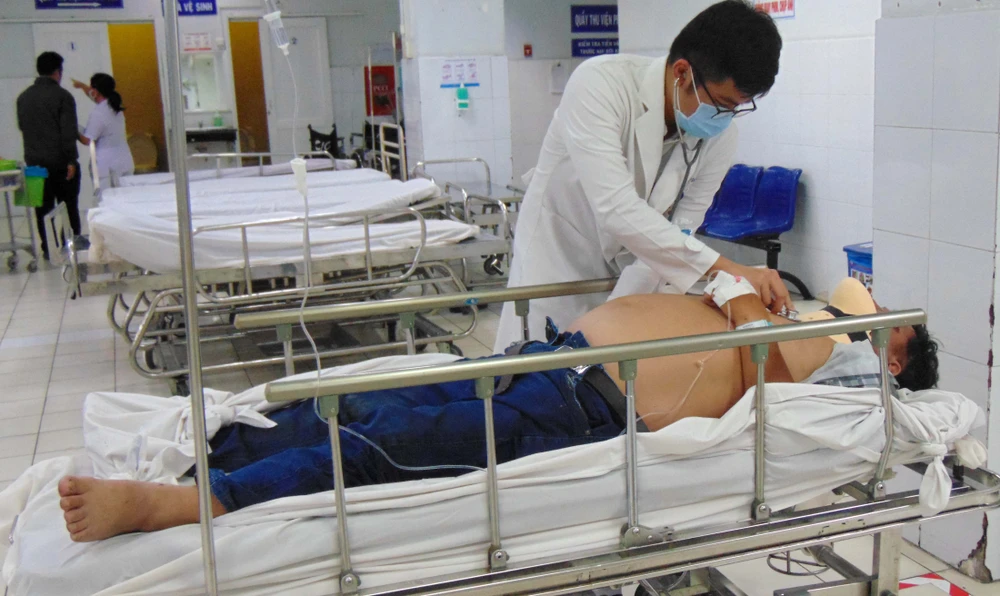 BS Dương Thanh Tùng đang kiểm tra sức khỏe một nam bệnh nhân bị tai nạn giao thông. Ảnh: TRẦN NGỌC BS Dương Thanh Tùng đang kiểm tra sức khỏe một nam bệnh nhân bị tai nạn giao thông. Ảnh: TRẦN NGỌC