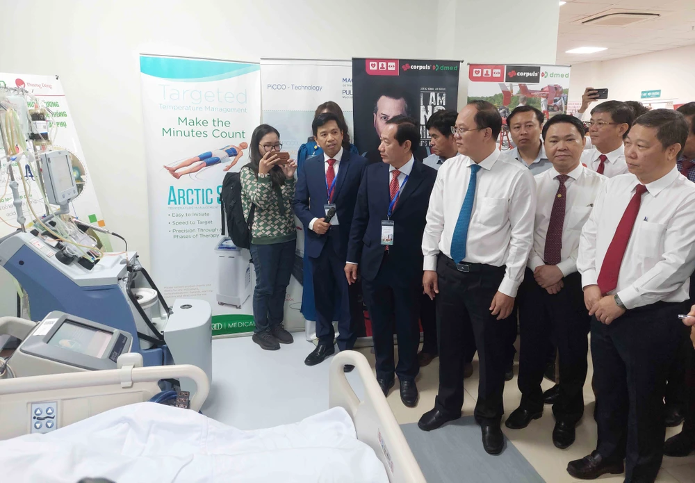 Lãnh đạo TP.HCM tham quan Khu Chẩn đoán và điều trị chất lượng cao vừa được khánh thành. Ảnh: TRẦN NGỌC