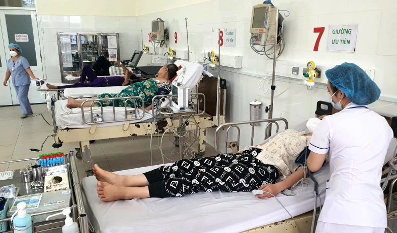 Bệnh nhân đang được chăm sóc tại khu điều trị kỹ thuật cao của BV Nguyễn Trãi. Ảnh: TRẦN NGỌC