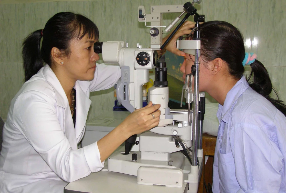 Bác sĩ BV Mắt TP.HCM đang khám cho một bệnh nhân. Ảnh: TRẦN NGỌC