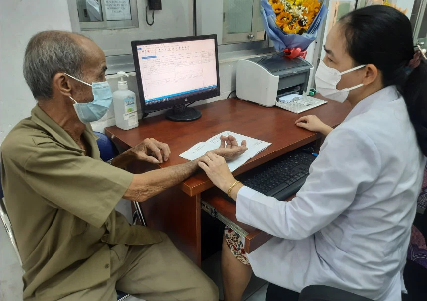 Bác sĩ của phòng khám đa khoa vệ tinh đang khám cho ông Trần Văn Hai. Ảnh: TRẦN NGỌC
