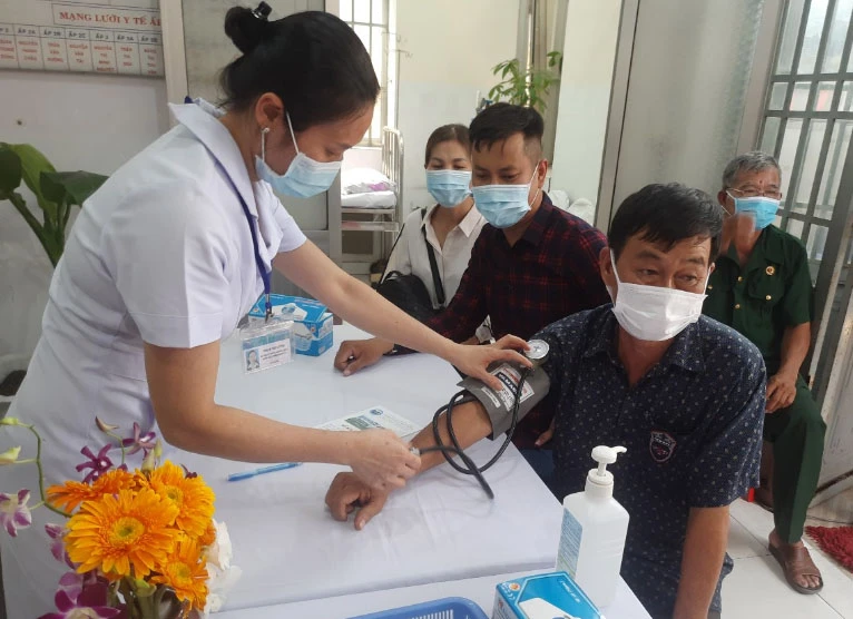 Đông bệnh nhân tới khám tại phòng khám đa khoa vệ tinh. Ảnh: TRẦN NGỌC