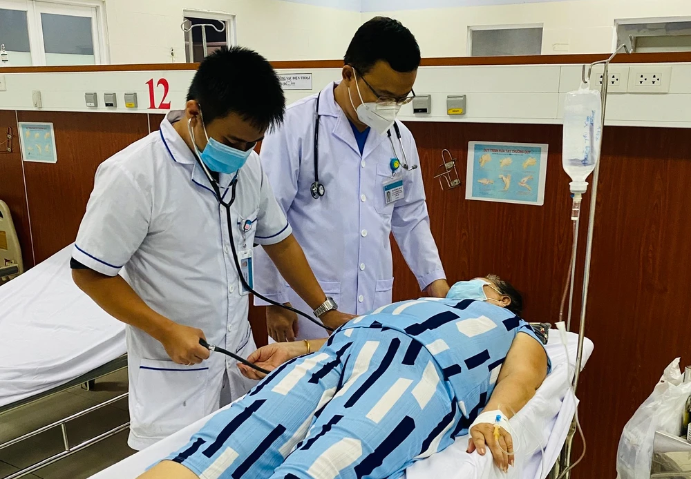 Bác sĩ BV huyện Bình Chánh kiểm tra sức khỏe bà TTH do tai nạn giao thông. Ảnh: TRẦN NGỌC