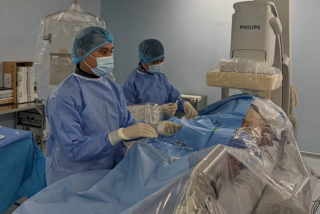 Các bác sĩ đang can thiệp động mạch vành cấp cứu cho ông T. Ảnh: BVCC