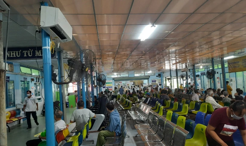 Để không khí đỡ ngột ngạt tại khoa Khám, BV Đa khoa khu vực Hóc Môn đã lắp đặt thêm máy điều hòa. Ảnh: TRẦN NGỌC