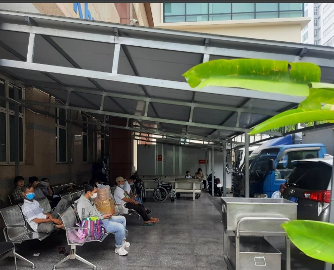 BV Đại học Y Dược TP.HCM lắp thêm mái che dể tránh nắng cho bệnh nhân. Ảnh: TRẦN NGỌC