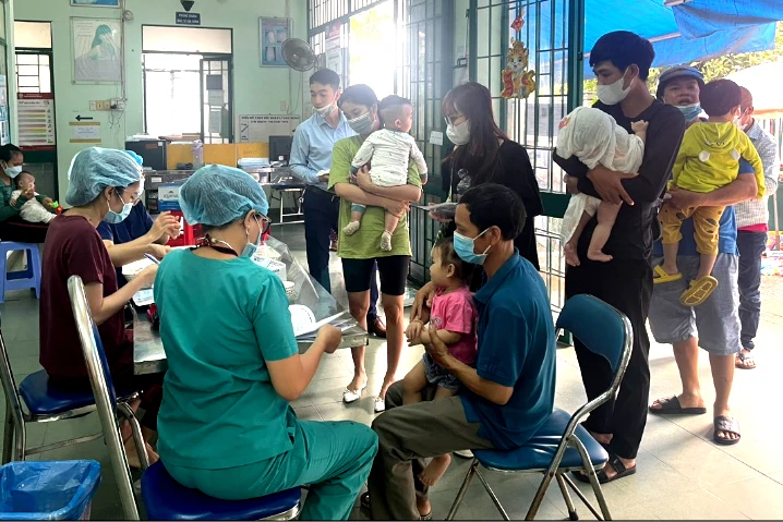 Đông phụ huynh đưa con nhỏ tới Trạm Y tế phường Bình Hưng Hòa B, quận Bình Tân uống vitamin A. Ảnh: TRẦN NGỌC