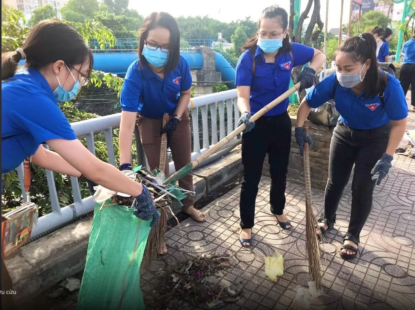 Thanh niên phường Đông Hưng Thuận, quận 12 dọn rác thải ở cầu Tham Lương. Ảnh: TRẦN NGỌC Thanh niên phường Đông Hưng Thuận, quận 12 dọn rác thải ở cầu Tham Lương. Ảnh: TRẦN NGỌC