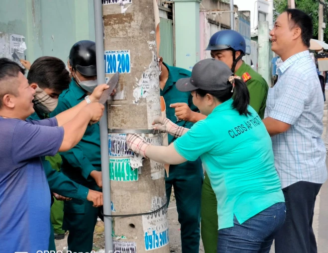 Thanh niên, công an và ban ngành xã Tân Hiệp, huyện Hóc Môn bóc xóa quảng cáo trái phép. Ảnh: TRẦN NGỌC Thanh niên, công an và ban ngành xã Tân Hiệp, huyện Hóc Môn bóc xóa quảng cáo trái phép. Ảnh: TRẦN NGỌC