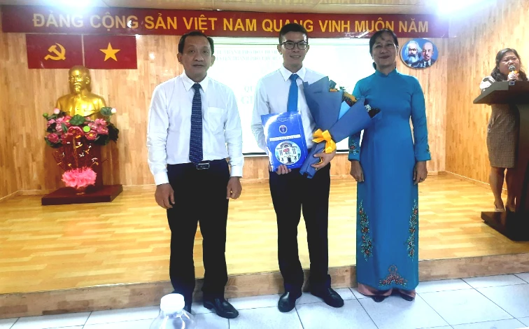 Bác sĩ Hoàng Văn Dũng (giữa) vừa được bổ nhiệm phó giám đốc Bệnh viện TP Thủ Đức. Ảnh: TRẦN NGỌC