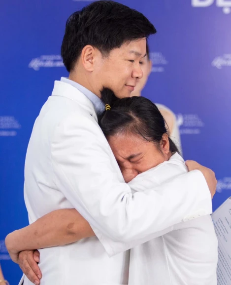 Chị Yến ôm chầm TS-BS Tú Dung và nói "Cứu gương mặt em với, bác sĩ ơi". Ảnh: BVCC