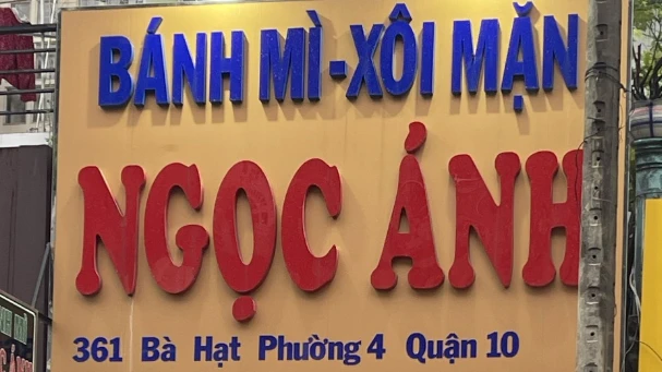 Phía trước cơ sở tiêm filler không phép có bảng "bánh mì, xôi mặn Ngọc Ánh". Ảnh: SỞ Y TẾ Phía trước cơ sở tiêm filler không phép có bảng "bánh mì, xôi mặn Ngọc Ánh". Ảnh: SỞ Y TẾ