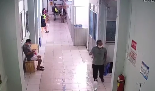 Ông T đang ngồi hành lang chờ khám bệnh. Ảnh: BVCC