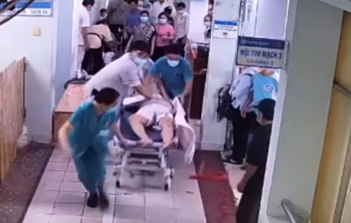 Trên đường tới khoa Cấp cứu, ông T được bác sĩ xoa bóp tim ngay trên băng ca. Ảnh :BVCC