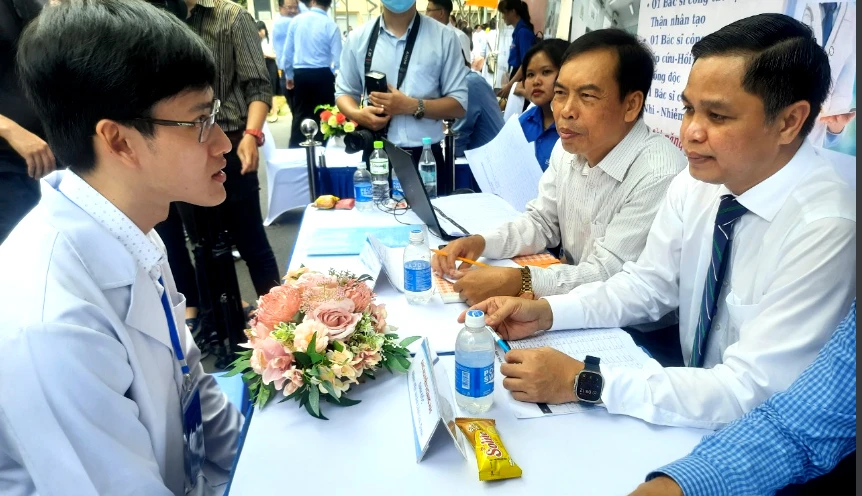 Lãnh đạo BV Nhân dân Gia Định đang phỏng vấn một bác sĩ trẻ tìm việc. Ảnh: TRẦN NGỌC