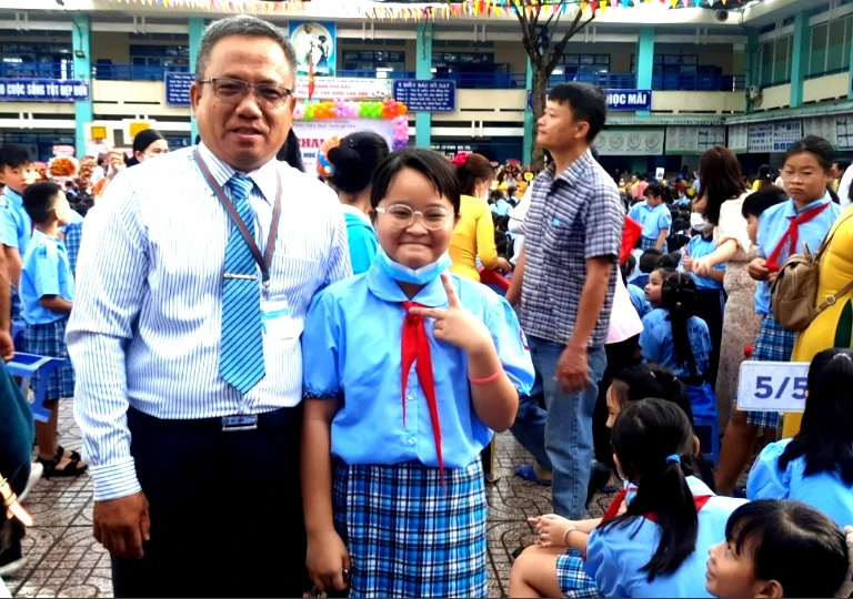 Học sinh Nguyễn Ngọc Diệu Linh chụp chung với thầy Nguyễn Phi Hùng. Ảnh: TRẦN NGỌC