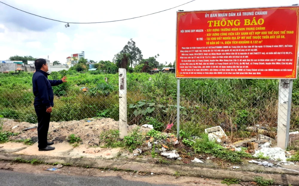 Mồ mã chôn cất tại đồng mã làng đã được di dời để xây trường mầm non. Ảnh: TRẦN NGỌC