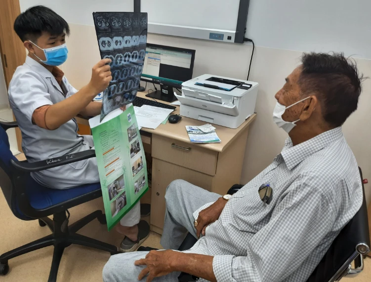 Bác sĩ BV Ung bướu TP.HCM đang khám bệnh. Ảnh: TRẦN NGỌC