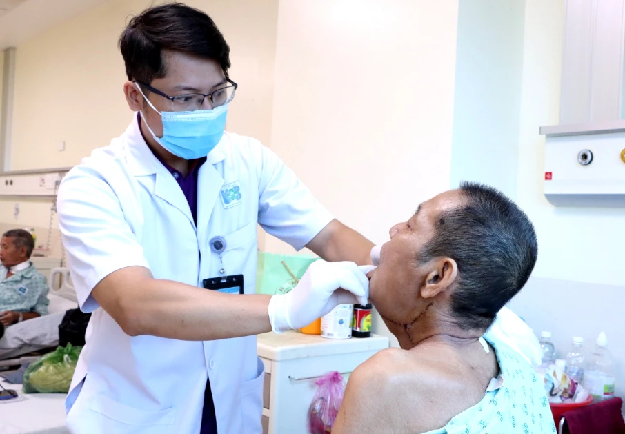 Bác sĩ BV Ung bướu TP.HCM đang khám cho bệnh nhân bị ung thư lưỡi. Ảnh: TRẦN NGỌC Bác sĩ BV Ung bướu TP.HCM đang khám cho bệnh nhân bị ung thư lưỡi. Ảnh: TRẦN NGỌC